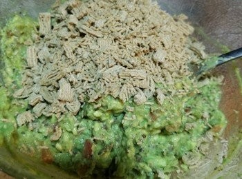 step9: 牛油果放入雪櫃雪凍,食時才加入脆片拌勻