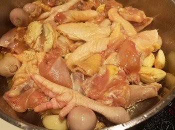 step2: 煎香雞件表面。