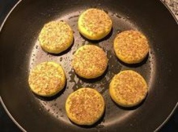 step13: 排入抹了油的不沾鍋中；待放滿後開小火慢煎到底部上色；