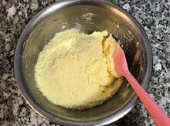 step3: 再加入奶粉拌到完全均勻即可。喜歡葡萄乾的還可加一點混勻喔～
拌好的奶酥醬密封冷藏，可以放2-3個星期。不過家裡如果人多的話，約塗個5～6片厚片吐司就用完了喔。