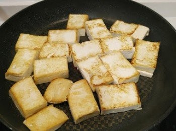 step8: 再下油中火煎豆腐，煎至兩邊金黃色