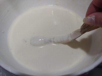 step7: 醮天婦羅粉漿（蝦尾不需醮）