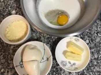 step1: 牛奶+蛋+酵母+糖+鹽略混勻；奶粉、老麵、無鹽奶油的份量都先秤好。