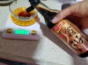 step1: 先預備好所有材料:將急凍西班牙豬肋條解凍後切開兩條或三條，用醃豬肋條料醃15分鐘以上備用