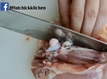 step1: 用廚房紙印干雞肉表層水份, 用刀在骨的兩旁界一刀(界一半厚度）