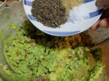 step7: 加入<span class="group_2">調味料</span>:黑椒碎1湯匙半,砂糖1茶匙,鹽大半茶匙拌勻