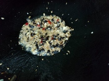step4: 鍋倒入2湯匙油，加入干蔥頭碎、蒜頭碎、豆豉及指天椒大火爆香