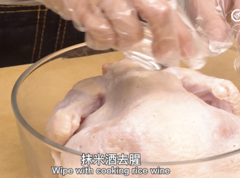 step3: 抹米酒去腥
 Wipe with cooking rice wine 