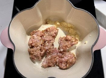 step4: 用蒜蓉爆香豬肉，炒至半熟。