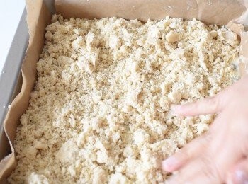 step5: 再在上面灑上<span class="group_2">金寶</span>，放入已預熱180度C焗爐，焗約50至55分鐘，或至蛋糕全熟即成！