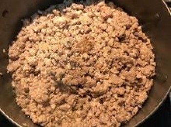 step2: 先熱鍋，不用加油，將所有的絞肉放入鍋中並加些黑胡椒粉和米酒，ㄧ起拌炒變白色後取出備用；