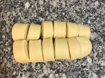 step12: 等量分切成12塊（@53g左右）；