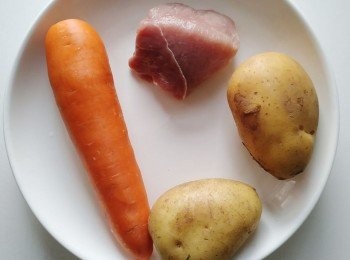 step1: 準備好材料後，先把頭三款材料切條狀