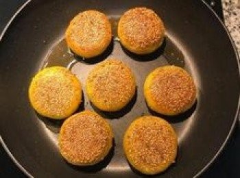 step15: 翻面用中火將兩面都煎上色即可起鍋放在吸油紙上略擦一下，便可擺盤享用囉～