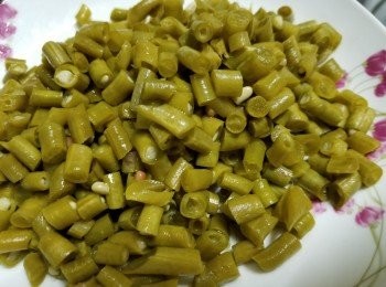 step4: 取適量酸豆角去頭尾，切粒
