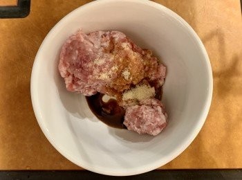 step1: 用<span class="group_2">醃料</span>醃豬肉30分鐘。