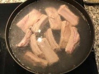 step2: 排骨放入鍋中，加入淹沒排骨的水量和少許米酒，小火煮；