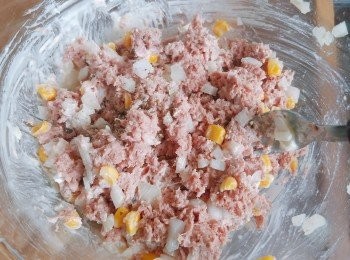 step10: 適量的鹹牛肉、洋蔥和粟米粒加入沙律醬及少許黑胡椒調味拌勻。