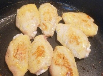 step3: <a href="https://bit.ly/3zHU5V3" target="_blank" data-keyword="雞翼" class="guide-link"><strong>雞翼</strong></a> <span style="display:inline-block;vertical-align:middle;margin-top:-3px;color:initial;border-radius:3px;padding:2px 3px;font-size:12px;line-height:14px;background:#87d300;color:#fff;">即買</span> 煎至七八成熟後取出備用。