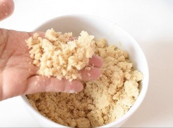 step2: 奶酥做法：將所有<span class="group_2">金寶</span>材料拌勻成顆粒，備用