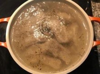 step6: 大火煮滾後，加入少許黑胡椒粉，轉小火不蓋蓋子小火煮30-40分鐘；