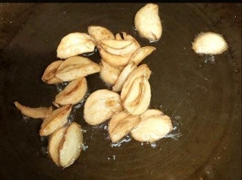 step5: 熱鑊加入油，將蒜片煎至金黃色，然後盛起備用。