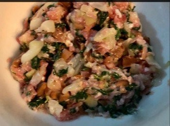 step3: 將Omnipork® 新豬肉、冬菇粒和薑粒，加入<span class="group_2">調味料</span>，一起攪拌備用。