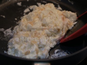 step2: 蛋白加牛奶及調味，再加入瑤柱絲攪勻
熱鍋下油，放入蛋白料快炒