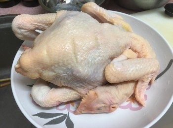 step1: 將冰鮮雞內外洗淨後，用一兩湯匙鹽擦整隻鷄，然後沖洗、用抹肉紙抺乾水分。雞胸放適量薑蔥，然後將<a href="https://bit.ly/3kLFTWO" target="_blank" data-keyword="雞腳" class="guide-link"><strong>雞腳</strong></a> <span style="display:inline-block;vertical-align:middle;margin-top:-3px;color:initial;border-radius:3px;padding:2px 3px;font-size:12px;line-height:14px;background:#87d300;color:#fff;">即買</span> 塞入雞胸來。