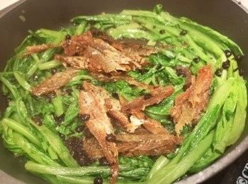 step4: 菜炒到半熟時，菜有出水問題，請先倒走多餘水份，豆豉回鑊同炒，最後加入鯪魚肉，立即熄火，鯪魚肉略炒即完成。