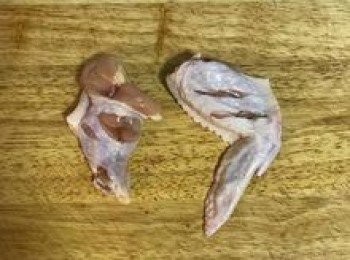 step3: 在二節翅和小雞腿背部劃刀，幫助醃漬入味和熟成；