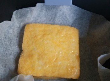 step4: 預熱氣炸鍋，放上一張baking paper(修剪一下四角免接觸到發熱線)，隨即放入方包，噴上少許油(會令其有脆炸口感效果)，再以180 度氣炸5-7分鐘便成。食時可加上一小片牛油和楓糖漿伴食。