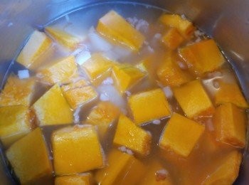 step4: 放入南瓜、雞湯和水(我用高壓煲則煲約10分鐘便成)/煮至南瓜軟身。