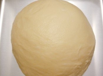 step3: 將麵糰光滑面翻出滾圓,收口捏緊朝下，放入抹少許油的保鮮盒中。