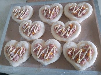 step11: 填入餡料，唧上沙律醬及撒上黑胡椒碎，作最後發酵(放置30-40分鐘)，依室溫不同發酵時間會有差別，如放在焗爐裡，可放一碗熱水有助發酵，增加温度和濕度。  入爐前先在心型麵包邊緣表面撒上一層過篩的高粉，烤出來特別美美的啊~ 最後放入已預熱焗爐180度焗約12分鐘便成。