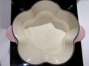 step2: 半煲水加入鹽煲滾。