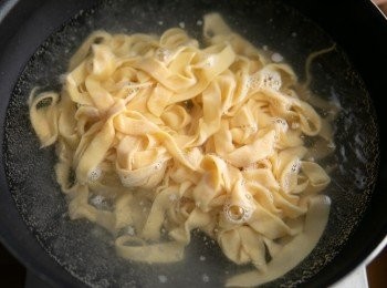 step7: 接著將<span class="group_1">麵條</span>下鍋水煮。