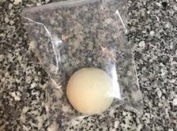 step4: 裝到充氣的夾鏈袋中，室溫發酵4小時以上，或者放入冷藏低溫發酵過夜，隔天再取出使用。如沒有馬上要用，也可以分切成4份，每份@53g左右，用保鮮膜包起來，ㄧ起裝在夾鏈袋中，放冷凍保存喔。