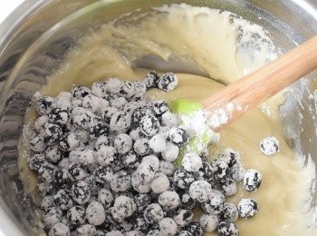 step4: 將藍莓和一湯匙麵粉拌勻. 將藍莓加入麵糊內，拌勻。倒入鋪有烘焙紙的烤盤內