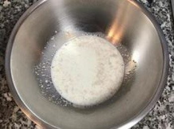 step1: 牛奶、酵母與鹽秤好後略微混勻。