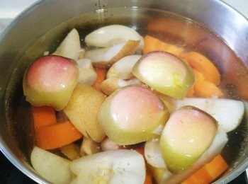 step2: 蘋果，雪梨及紅蘿蔔切件放煲