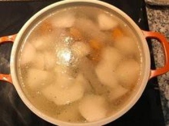 step8: 加入鹽<span class="group_2">調味</span>後，放入白蘿蔔和紅蘿蔔，小火再煮30分鐘到白蘿蔔煮透；