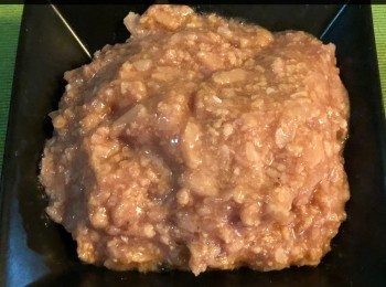 step1: 首先將 Omnipork® 新豬肉解涷後，放在碟上用少許胡椒粉及米酒醃5分鐘傋用。