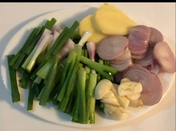 step3: 另熱鑊加油放入薑片爆香，然後再放入乾蔥炒，再放入蒜粒﹑和少許蔥白。