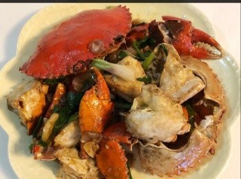 step4: 然後將蟹回鑊炒，再放入另一半的青蔥段，立即將<span class="group_2">醬汁</span>倒入炒勻 。