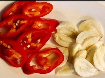 step3: 蒜頭 4-5粒切片。
紅椒3-4 片。