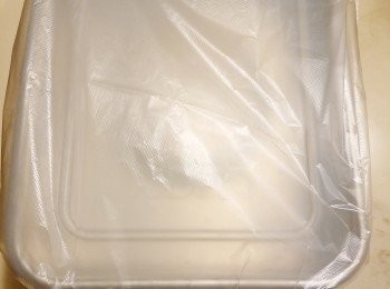step4: 在麵團表面噴一些水避免乾燥，蓋上保鮮盒蓋，再放入保鮮袋中，,放進冰箱冷藏發酵過夜。