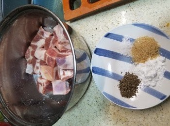 step1: 急凍排骨解凍洗淨後，用黑椒粉1茶匙，生粉1茶匙，砂糖1茶匙，鹽1/4茶匙醃15分鐘以上
