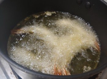 step9: 至蝦浮起之後轉大火逼出多餘油份