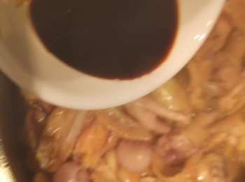 step3: 先灒酒再落生抽同炒，雞件上色後落碎冰糖。